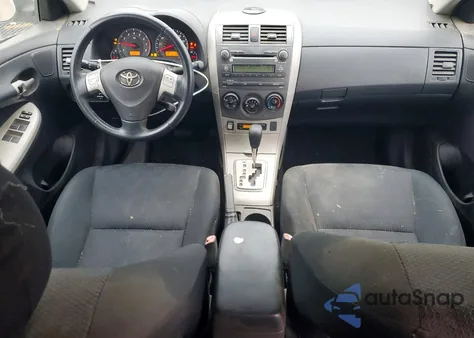 2010 Toyota Corolla Base z USA, uszkodzony, nr VIN 2T1BU4EE0AC493629